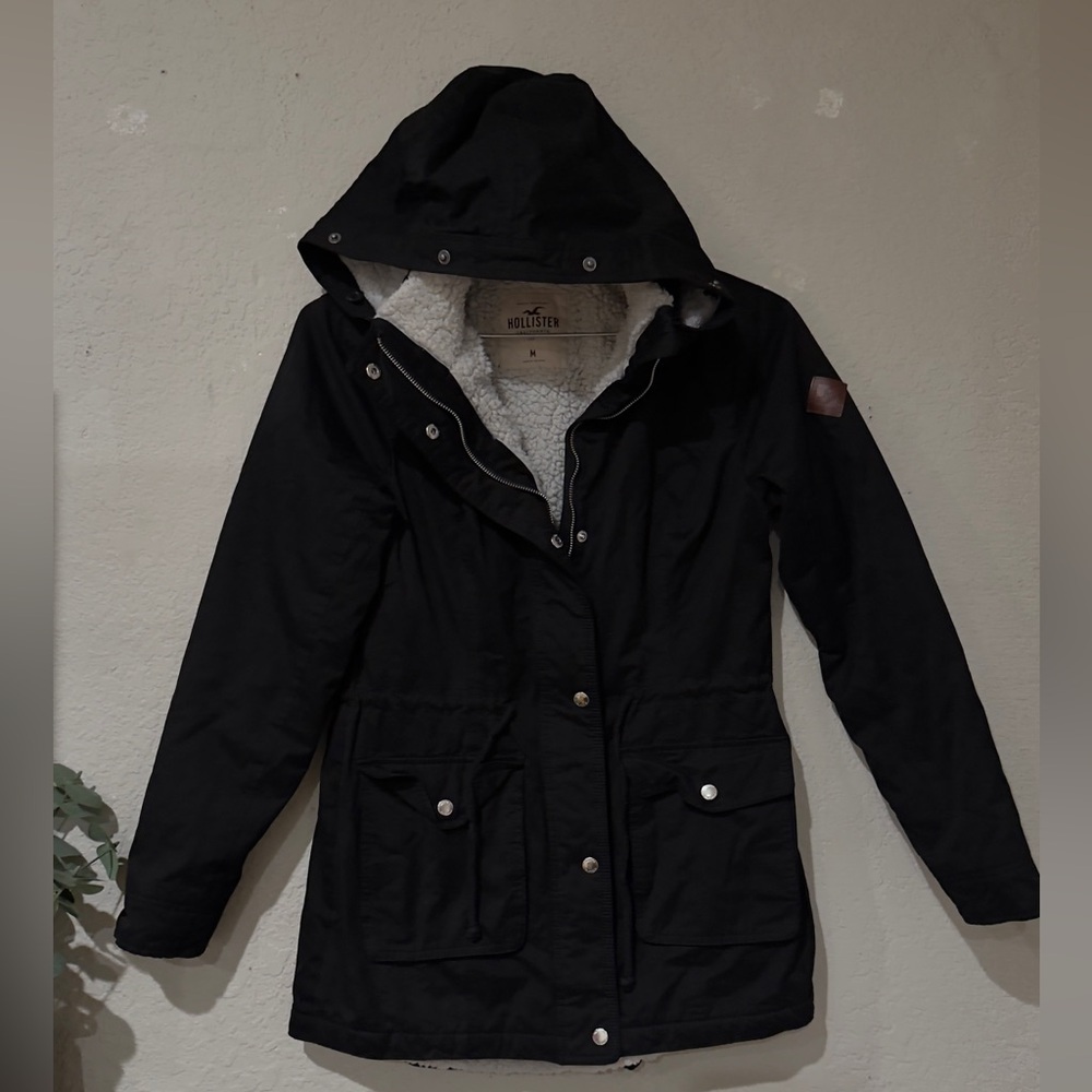 Hollister women’s black color jacket size med has a hoodie - Picture 13 of 16